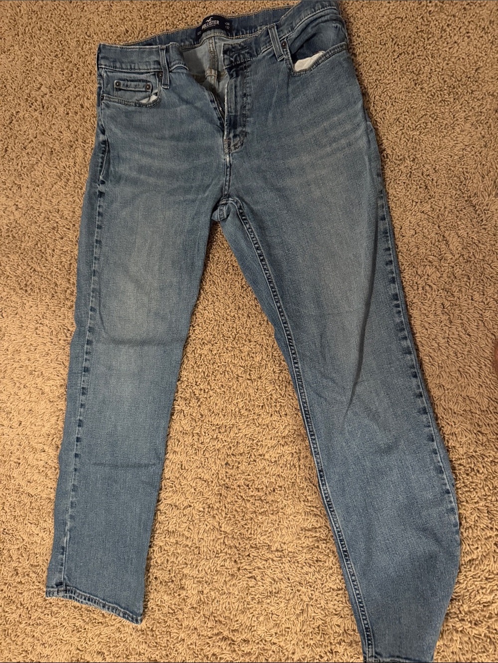 Hollister Men’s Straight Jeans in Classic Light Blue Wash